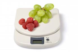 kitchen-scale-with-fruit-calorie-counting